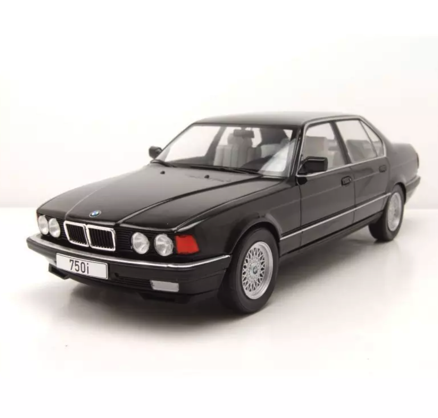 Модель автомобиля MCG 1:18 BMW 750i E32 Metallic Black (MCG18162)