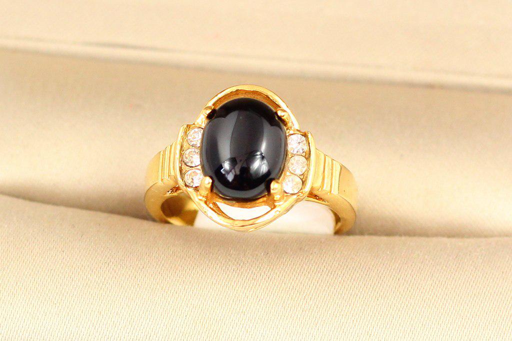 Кольцо Черный оникс с тремя цирконами р. 18 Золотистый (28833994) - фото 2