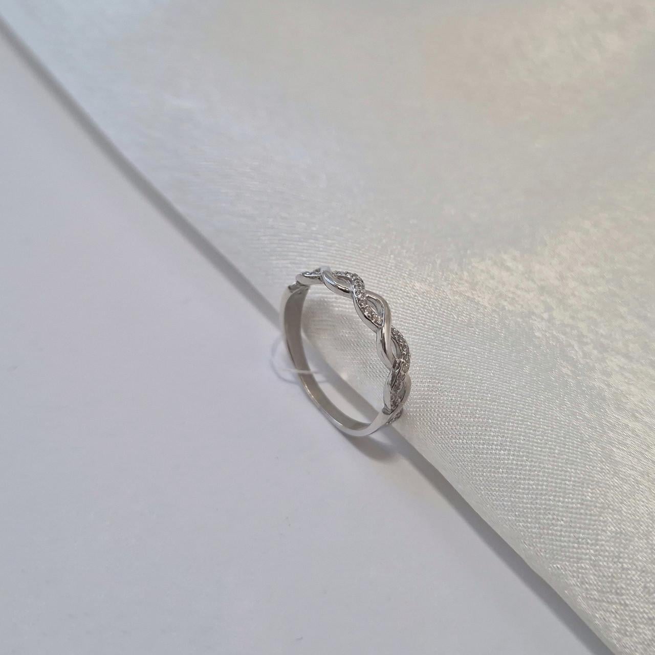 Кольцо веночек с белыми камнями серебро 925 пробы родированное 1,40 г р. 17 (4059р)