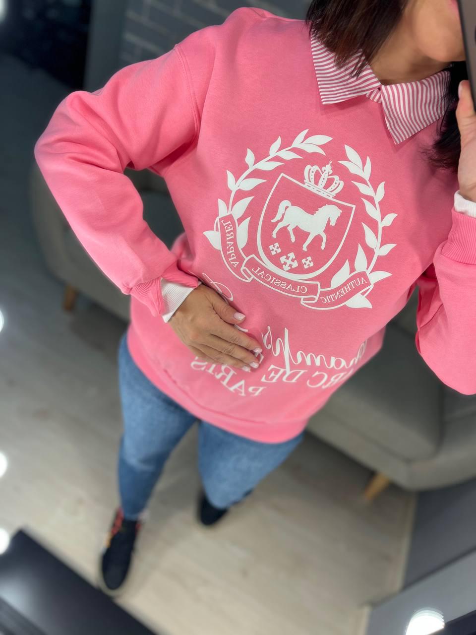 Свитшот женский OLIVIA 2473 с воротником и рисунком впереди утепленный на флисе OS Розовый (1188) - фото 7 Свитшот женский OLIVIA 2473 с воротником и рисунком впереди утепленный на флисе OS Розовый (1188) - фото 7