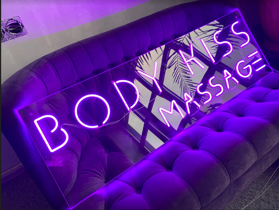 Неонова вивіска Manific Decor на прозорій акриловій основі Body kiss massage 100х33 см (N.030)