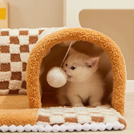 Тоннель для кошек имеет съемный пушистый коврик и подвесную игрушку (KA00833) - фото 5