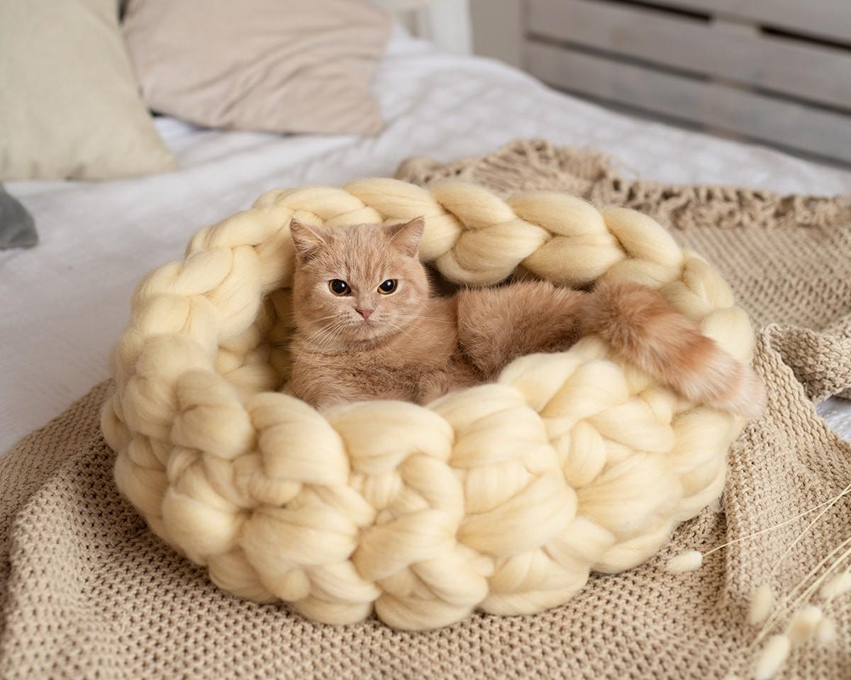 Вязаная лежанка для кошек и собак MYRR из 100% овечьей неокрашенной шерсти 50х17 см