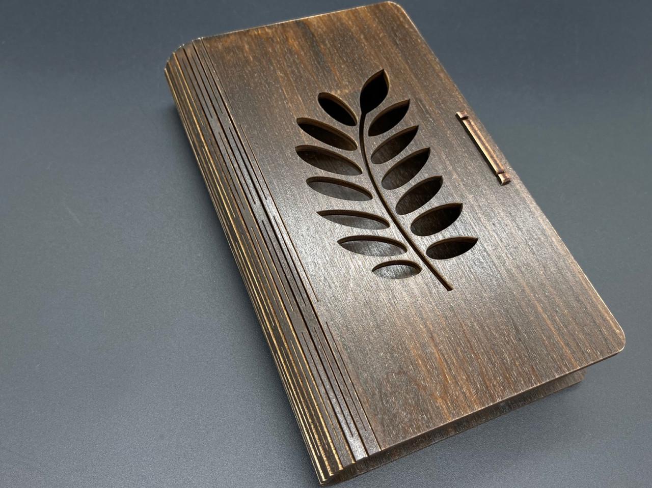 Скринька-купюрниця з фанери тонована з декоративним різьбленням 19х11,5х3,5 см (KF-017-36)
