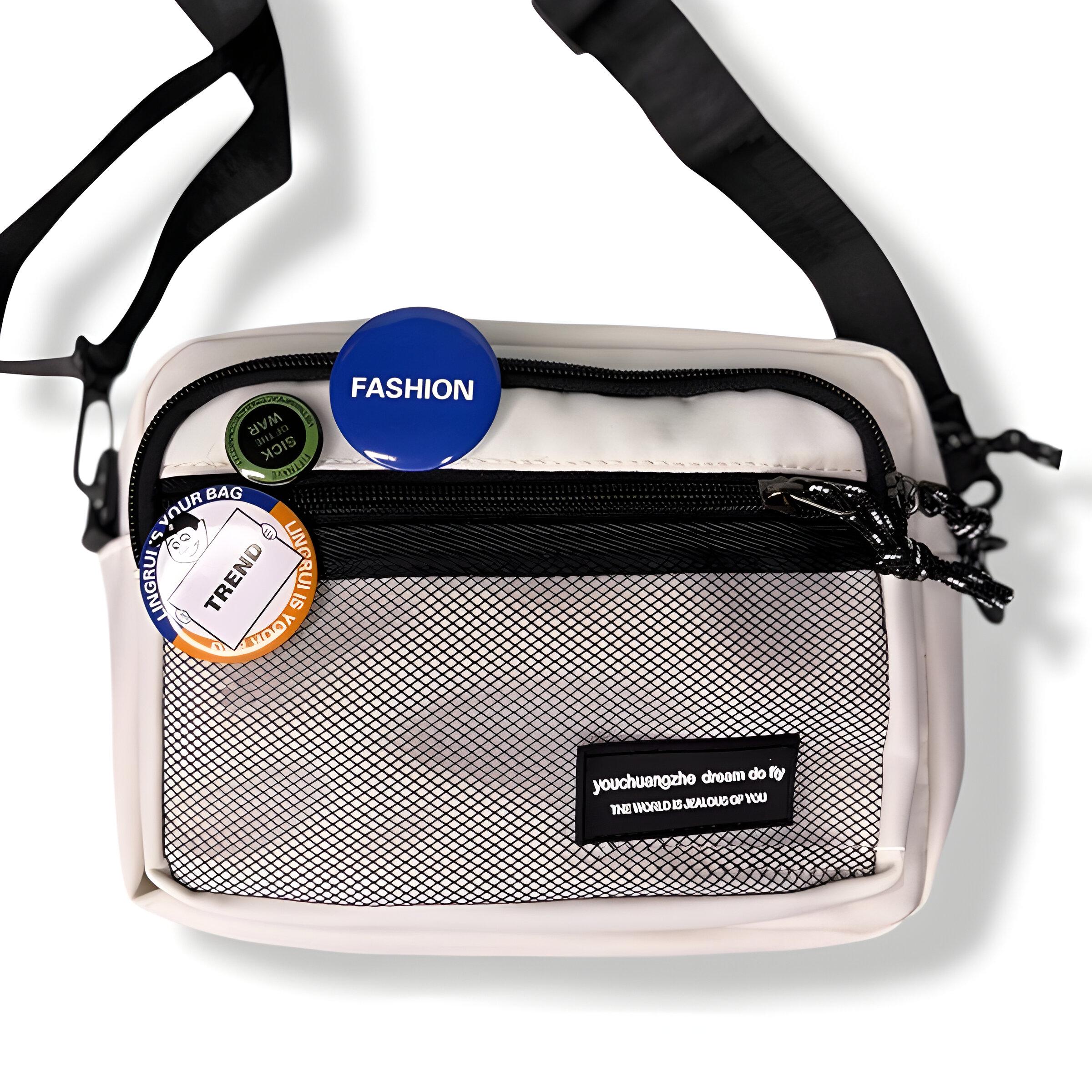 Сумка детская кросс-боди со значками 17х22х7 см Белый (25-577) Сумка детская кросс-боди со значками 17х22х7 см Белый (25-577)