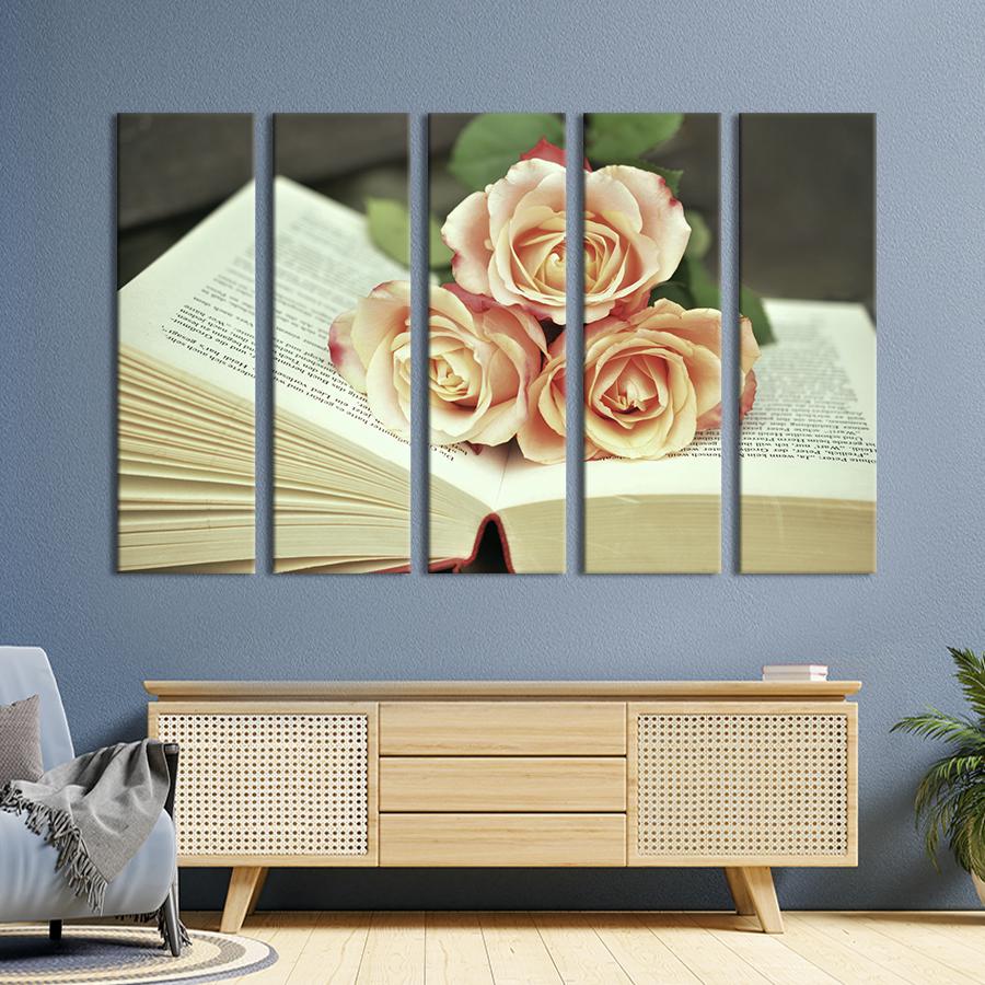Картина на холсте Три бежевые розы на книге 155x95 см (946-51)