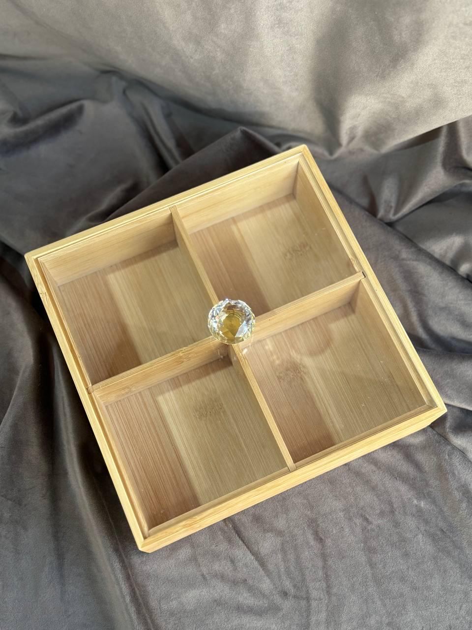 Менажница бамбуковая YIWU с крышкой 22х22х8 см Бежевый (HB-40-2) - фото 1 Менажница бамбуковая YIWU с крышкой 22х22х8 см Бежевый (HB-40-2) - фото 1