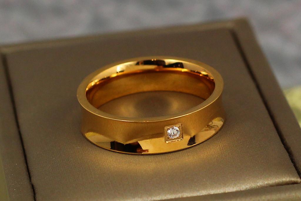 Обручальное кольцо Xuping Jewelry вогнутая американка с камнем 7 мм р. 20 Золотистый