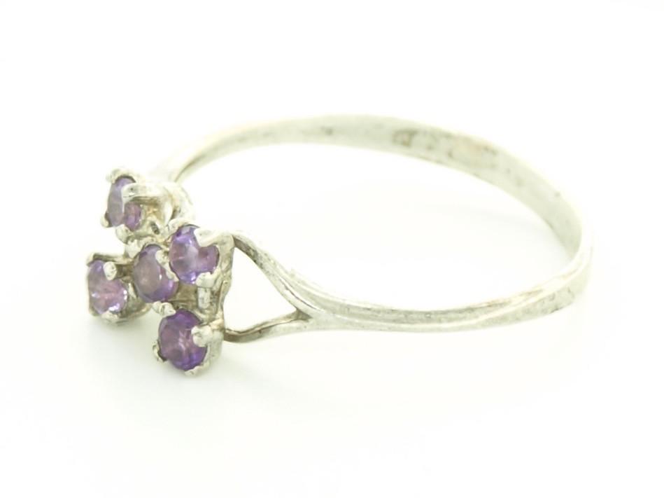 Кольцо из серебра с аметистом р. 18 (21 01800265)