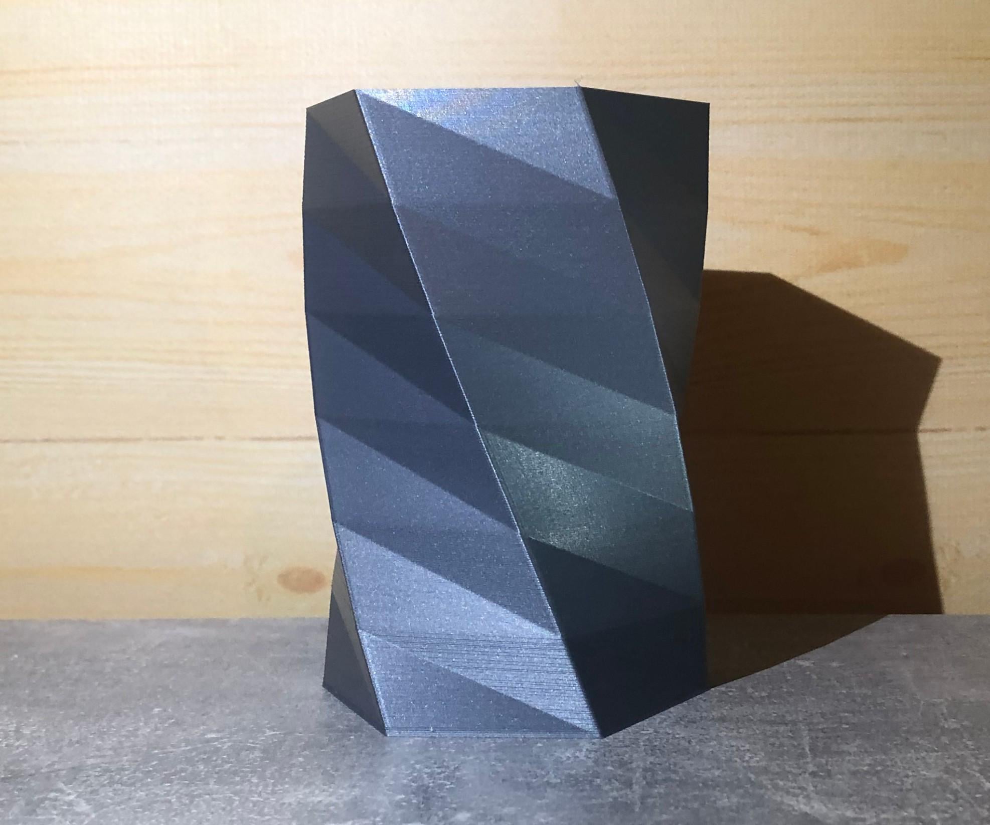 Ваза шестигранная декоративная тонкостенная Полигональная спираль Серый металлик (12040040289)