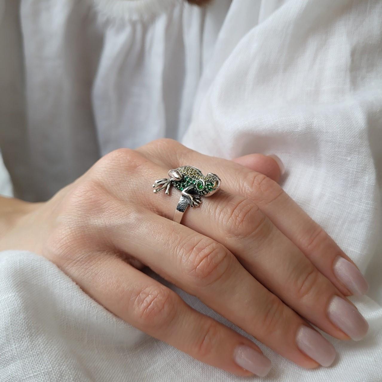 Кольцо серебряное Лягушка с зелеными камнями 925 проба черненое 6,10 г р. 17 (1199)