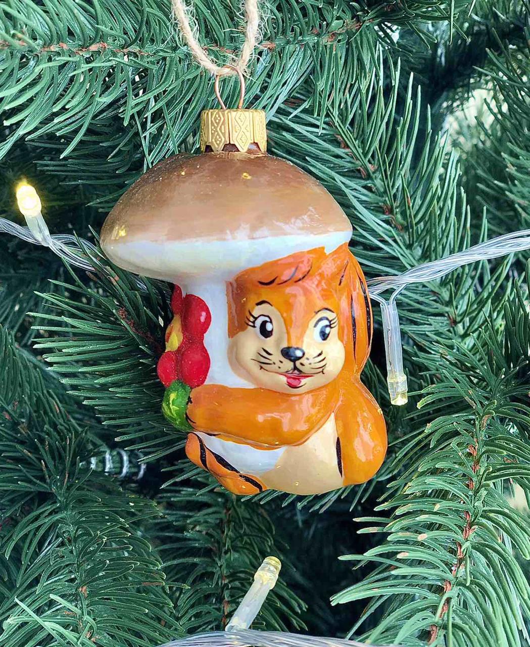 Игрушка формованная елочная Белочка с грибочком