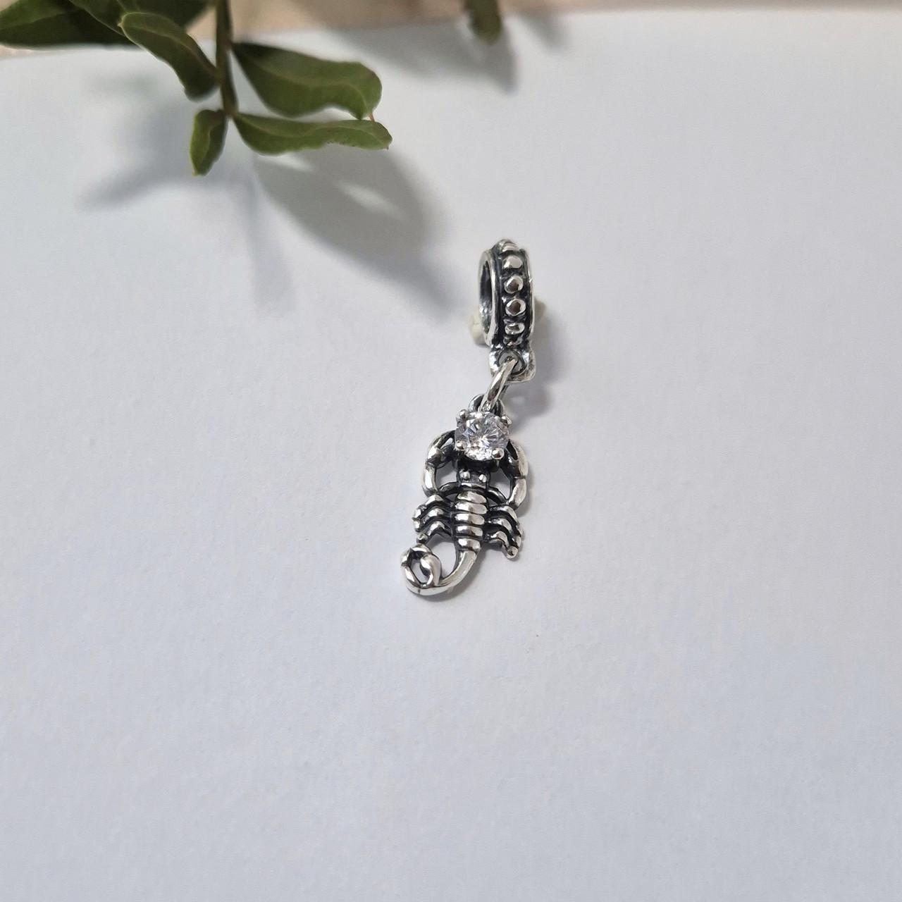 Шарм підвіска Скорпіон із білим каменем срібло чорнене 925 проби 1,20 г (831ч)