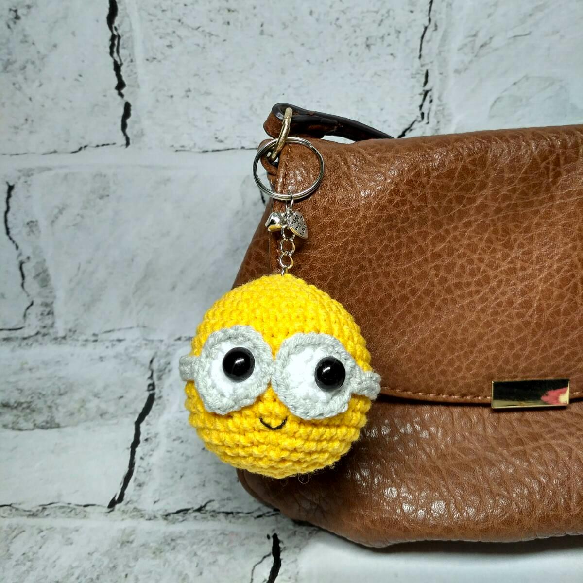 Брелок Миньон вязаный ручной работы амигуруми 5х4 см (202-88-1)