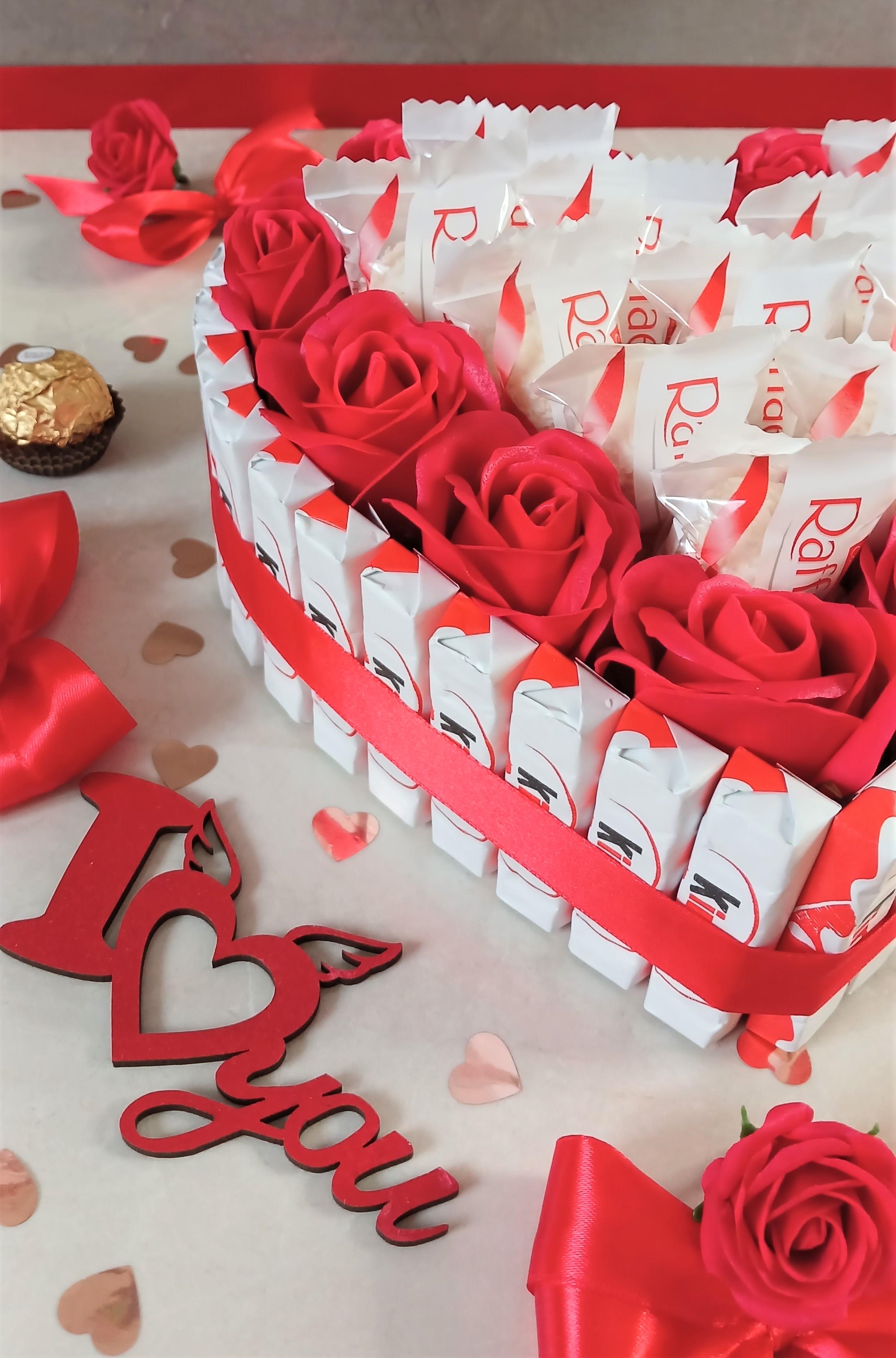 Подарунковий бокс дівчині Серце шоколадне з цукерок Kinder та Raffaello на День народження (14536228)