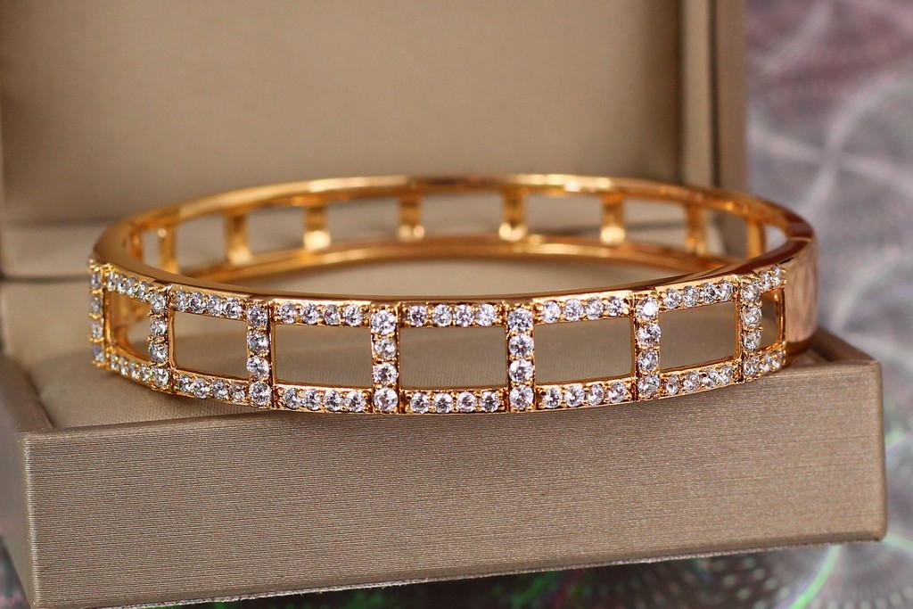 Браслет бэнгл Xuping Jewelry Дольче вита 60 мм 9 мм на руку 17-19 см Золотистый