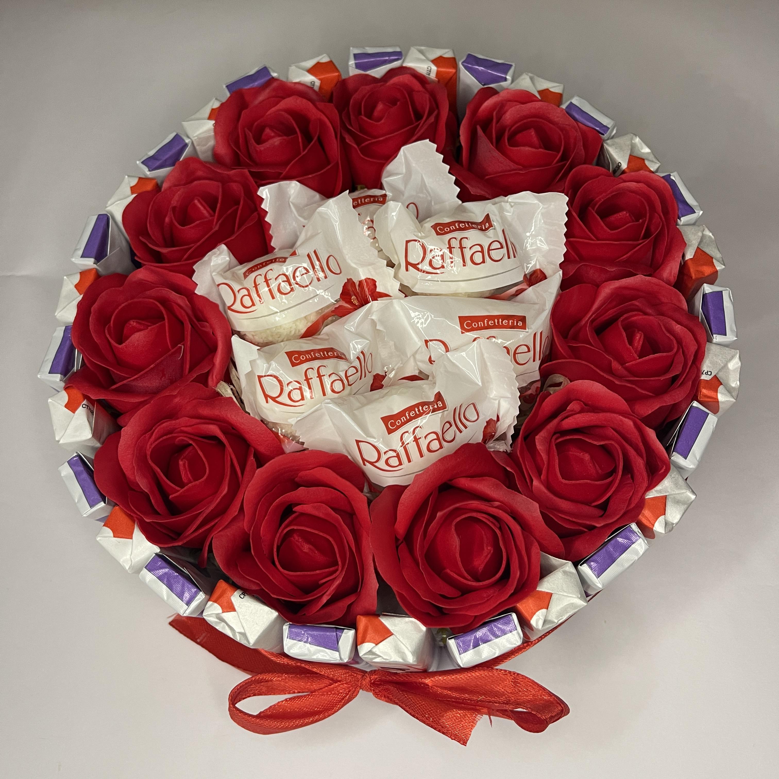 Подарочный торт с конфетами Raffaello и мыльными розами (222)