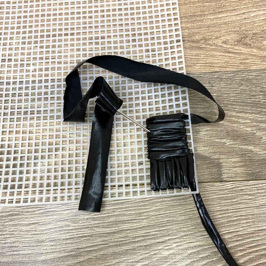 Набор для создания сумки из пластиковой канвы Декоративная брошь Павлин с нитками металлик Темно-фиолетовый (8219-51) - фото 7