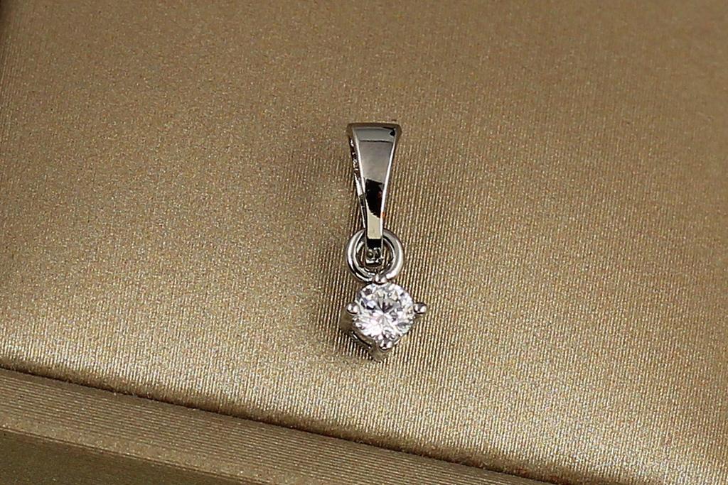 Кулон Xuping Jewelry белый камень на четыре крепежа 4 мм Серебристый (29738425)