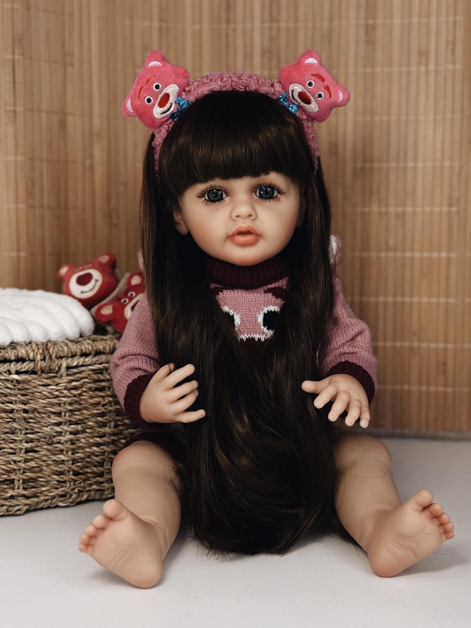 Кукла кукла реалистичная KEIUMI винил-силиконовая в вязаной кофточке с мишкой и аксессуарами 55 см