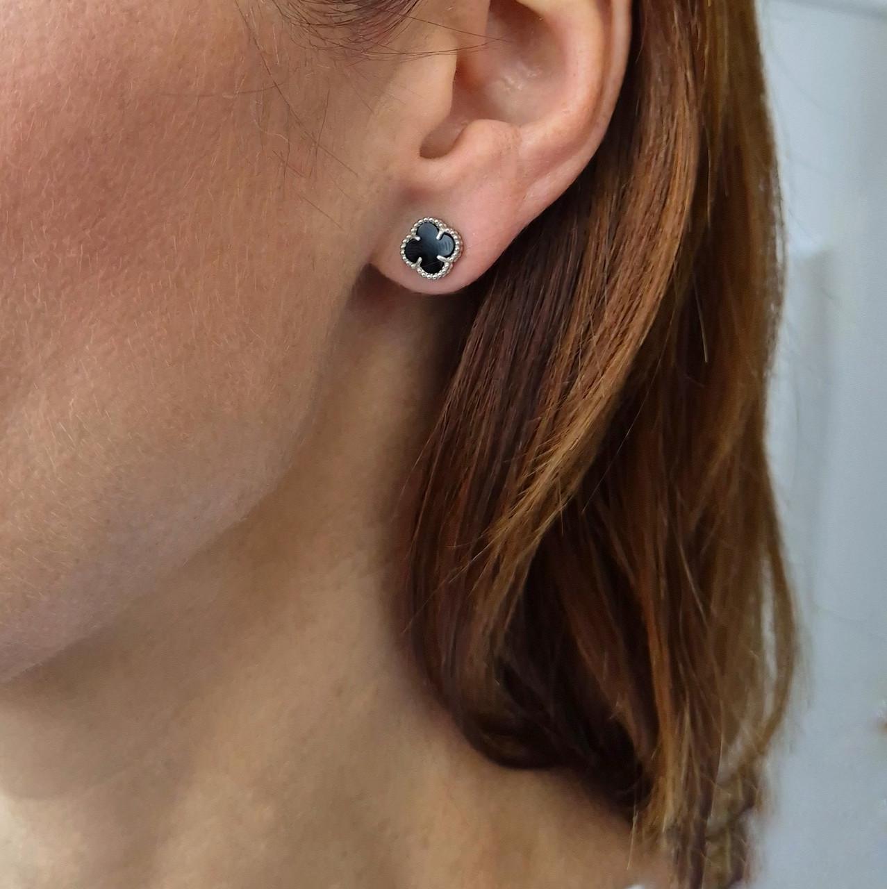 Гвоздики на закрутках клевер с черным ониксом серебро 925 пробы родированное 1,99 г (1664сгв)