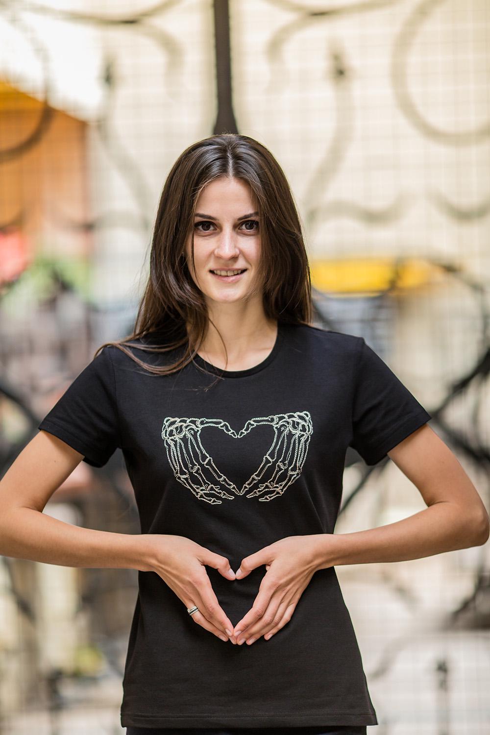 Футболка с вышивкой BATIAR Сердце в руках XS Черный