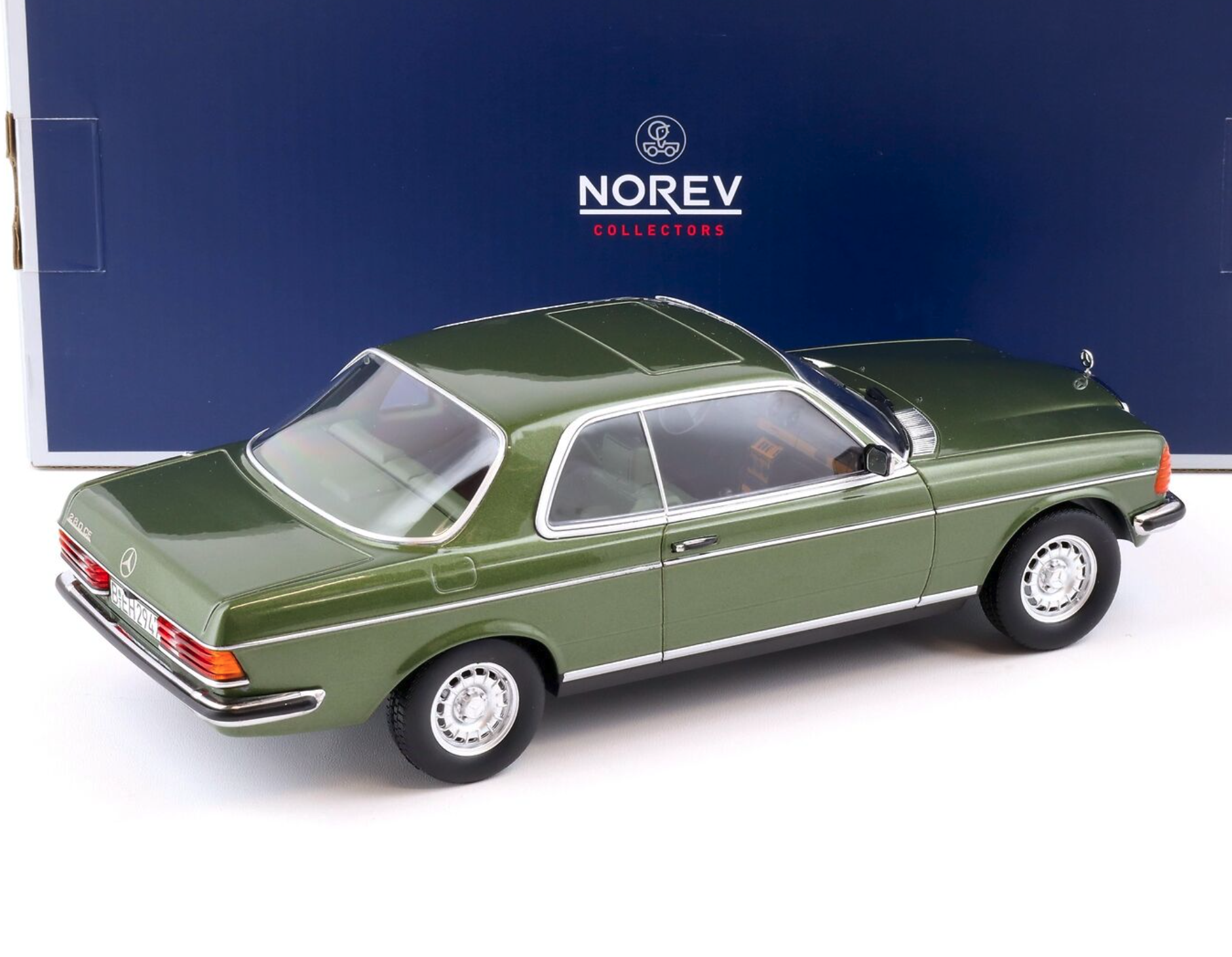 Модель автомобиля Norev 1:18 Mercedes-Benz 280 CE C123 Green Metallic (183704) - фото 2 Модель автомобиля Norev 1:18 Mercedes-Benz 280 CE C123 Green Metallic (183704) - фото 2