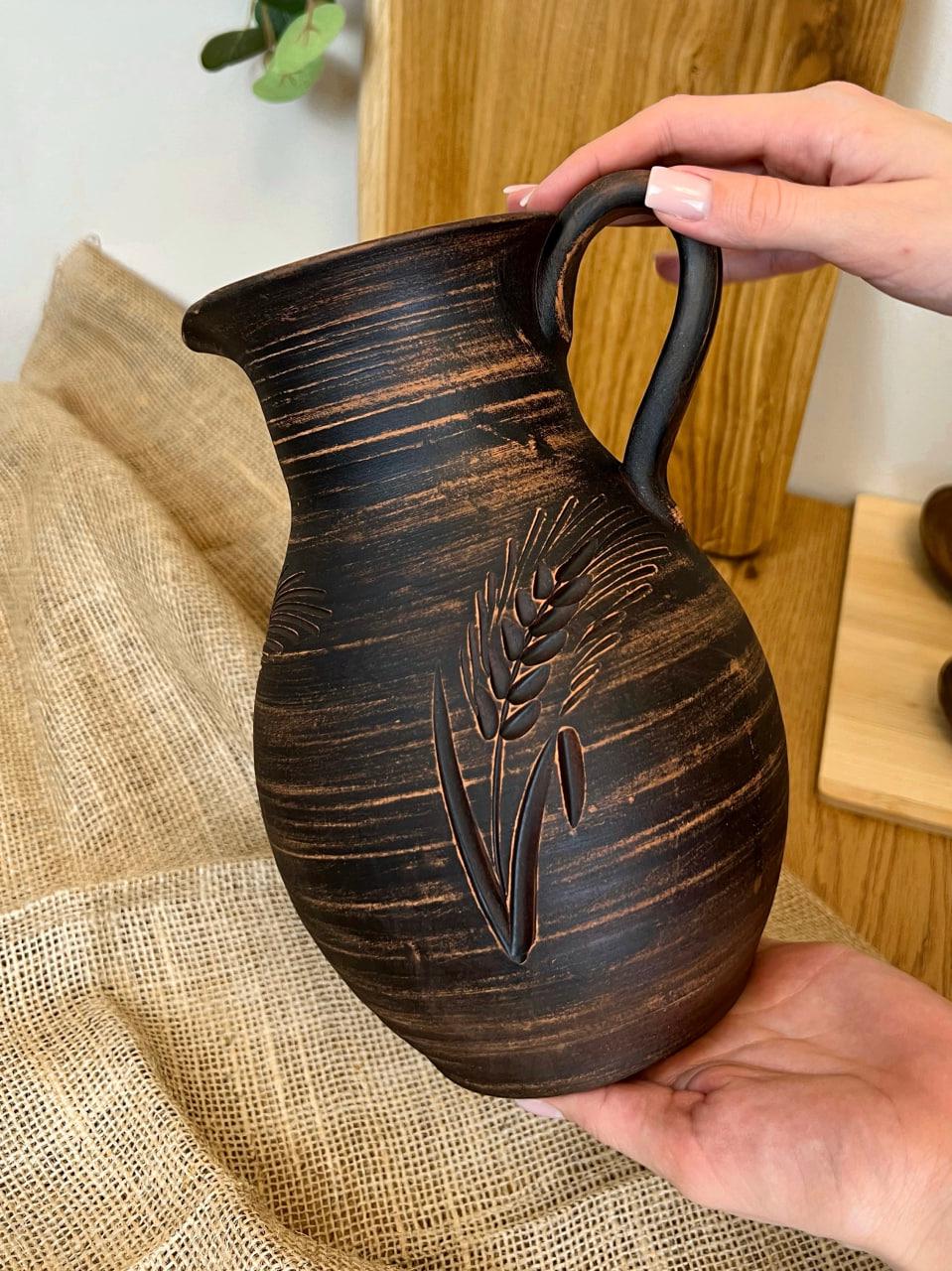 Глек керамічний глиняний різьблений з ручкою колосок 2 л (3002-13) - фото 3 Глек керамічний глиняний різьблений з ручкою колосок 2 л (3002-13) - фото 3