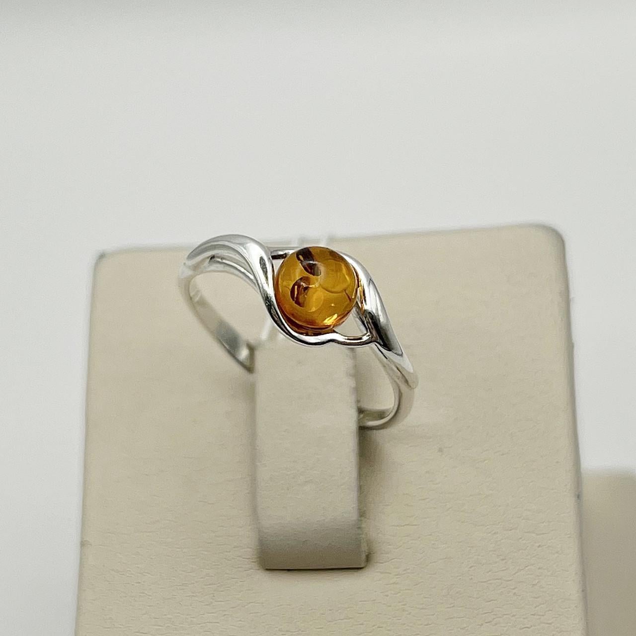 Каблучка срібна з бурштином р. 17 1,5 г (2580674699)