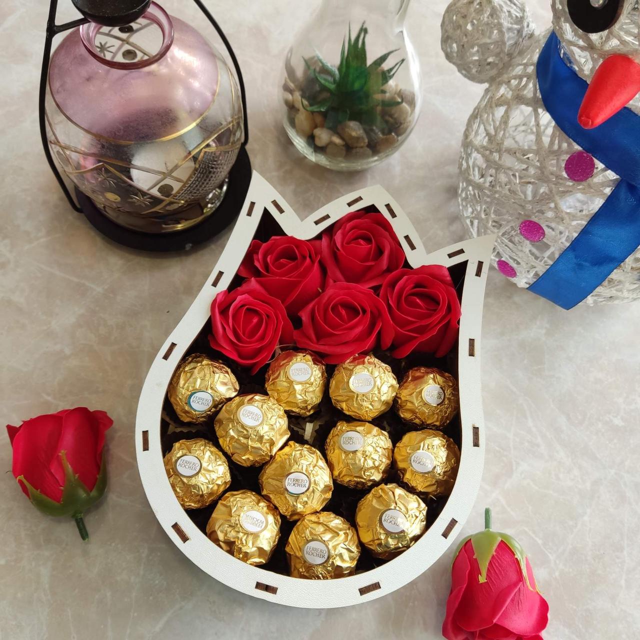 Подарочный бокс из конфет Ferrero и роз для девушки на 8 марта/день влюбленных/день рождения (ar40)