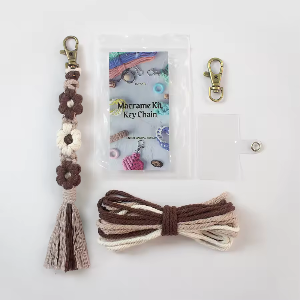 Набор макраме для рукоделия для ручного вязания плетеного брелока Цветы для ключей трехцветный 20х2,2 см Коричневый/Бежевый/Белый