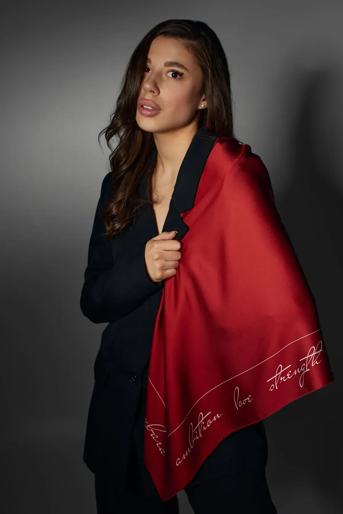 Платок Ты разная шелковый односторонняя печать 55х55 см Красный (27581353) - фото 3 Платок Ты разная шелковый односторонняя печать 55х55 см Красный (27581353) - фото 3