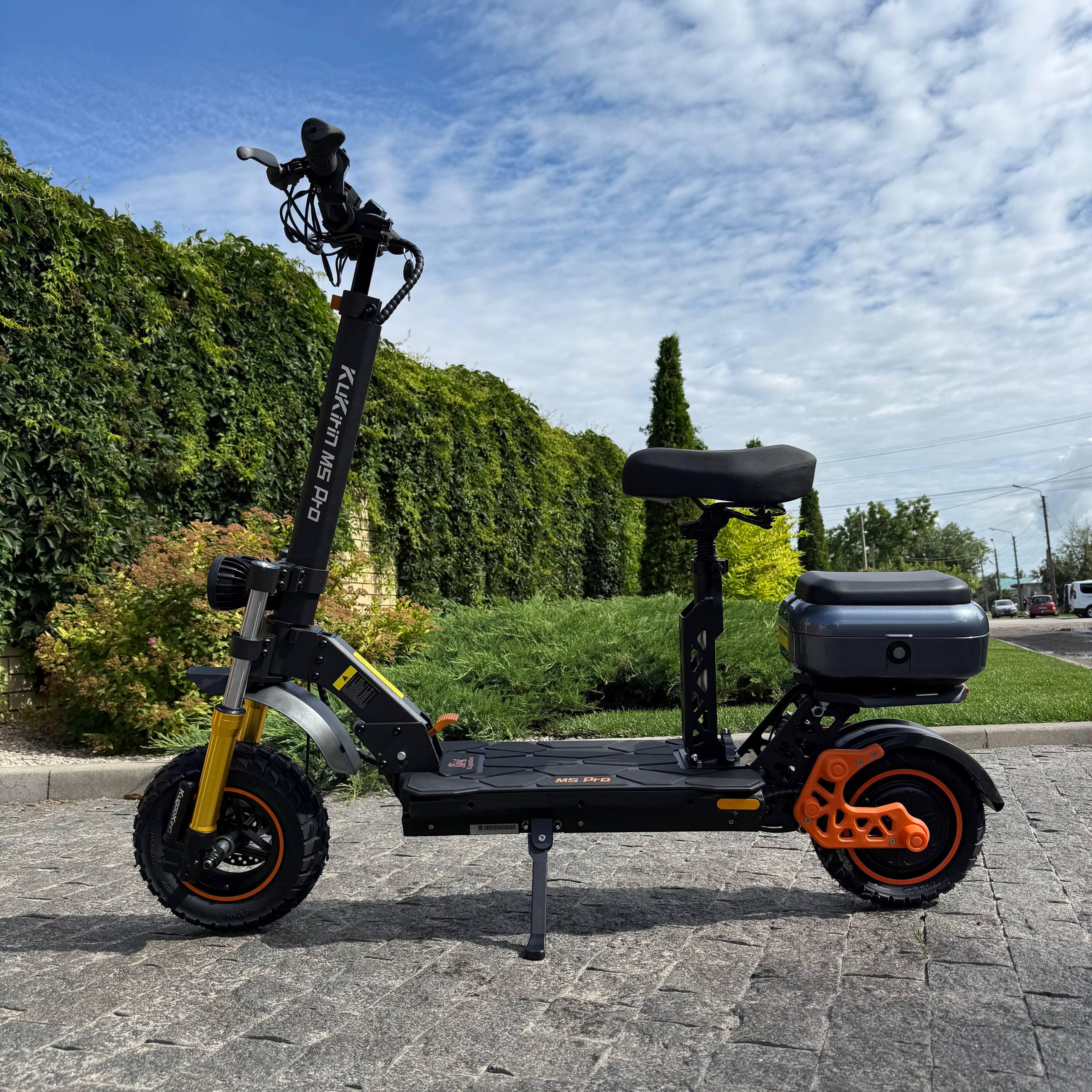 Электросамокат с сиденьем KugooKirin M5 PRO 2000W 26Ah - фото 2 Электросамокат с сиденьем KugooKirin M5 PRO 2000W 26Ah - фото 2