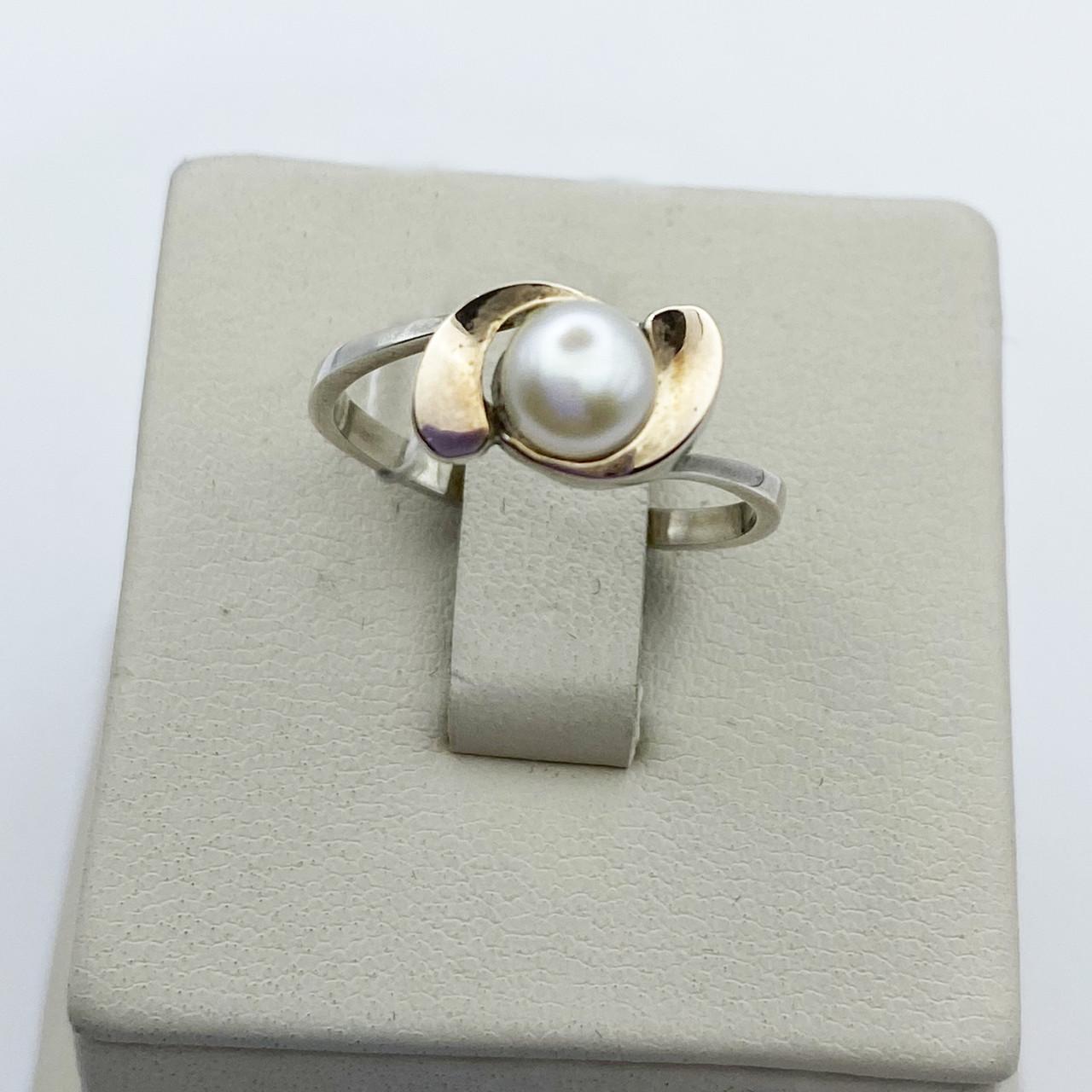 Кольцо серебряное с жемчугом р. 18 1,74 г (1991041727)