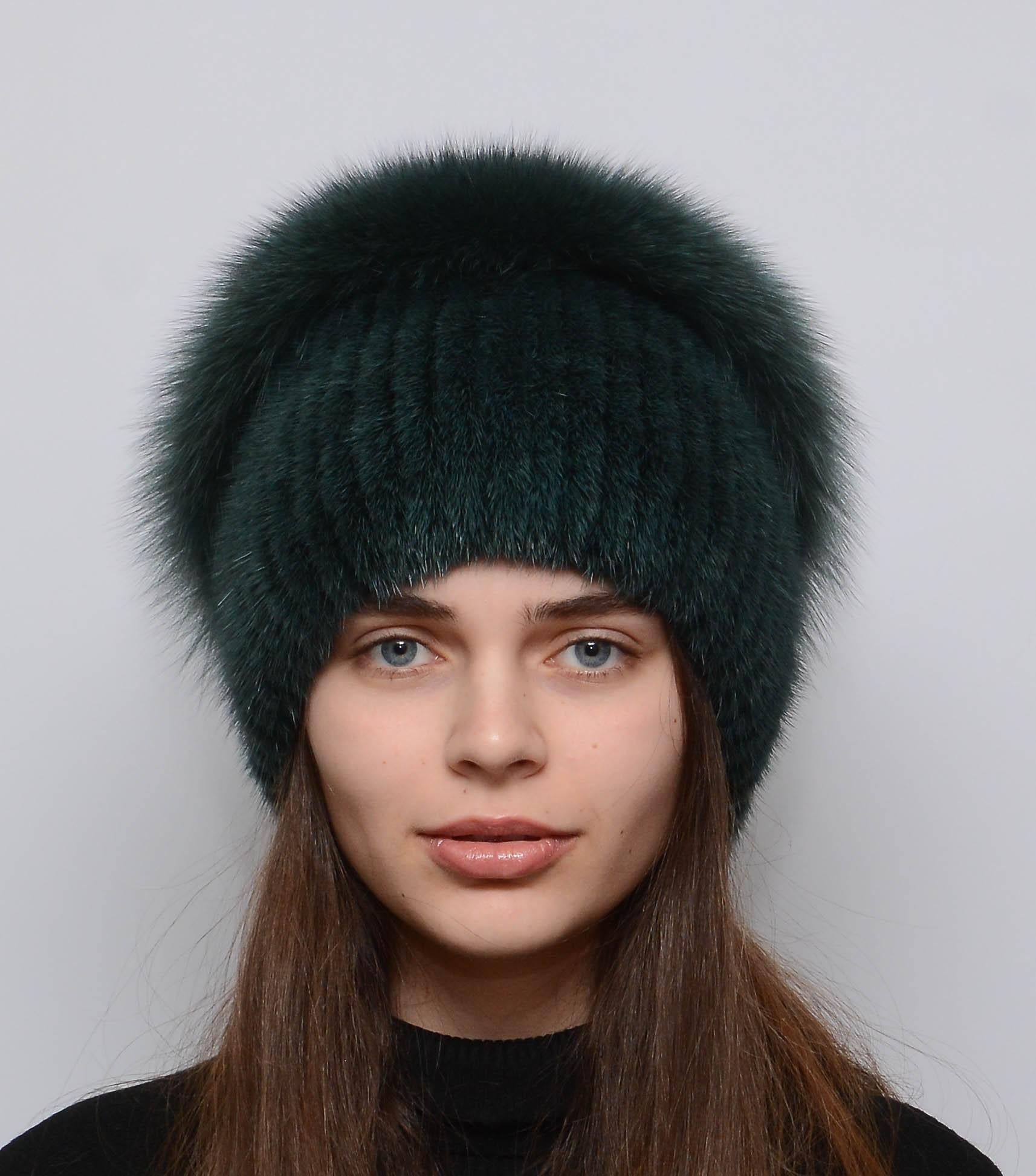 Шапка из вязаной норки Меховой стиль Стрекоза-разрез с помпоном натуральный мех Изумруд (117/1/L)