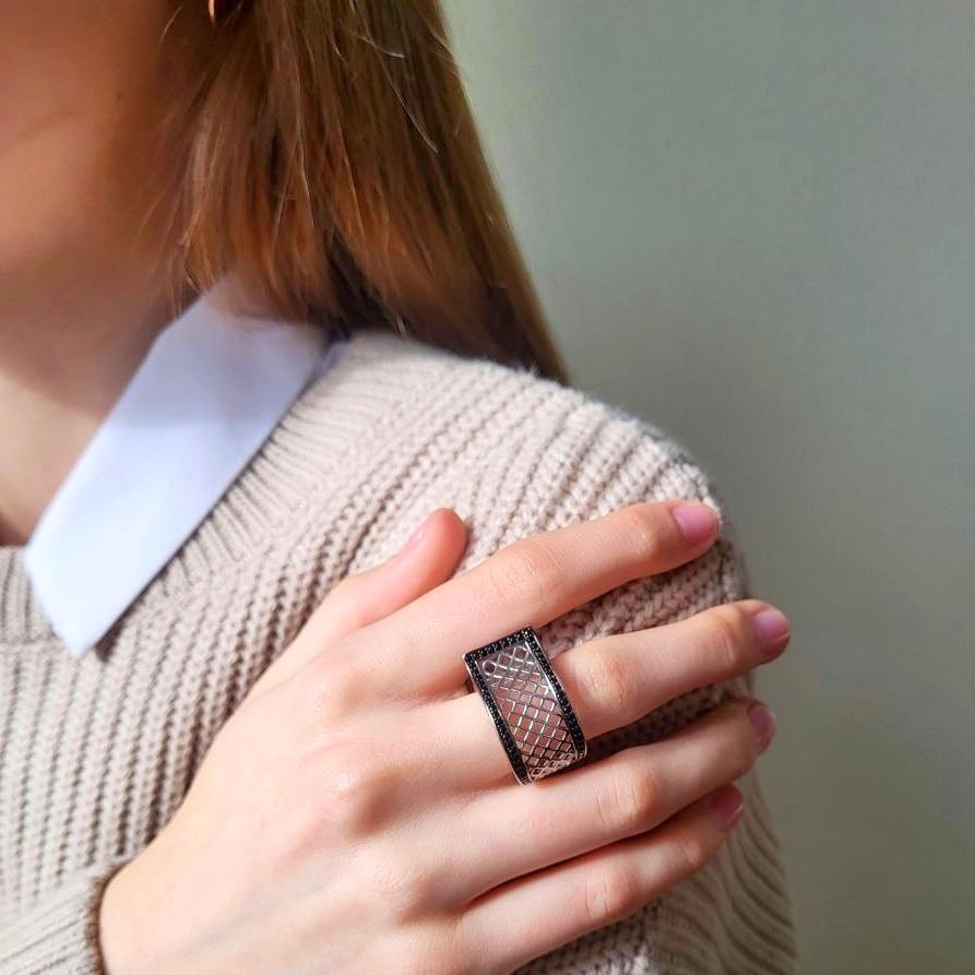 Каблучка широка сітка з чорними каменями срібло 925 проби родоване 7,31 г р. 17,5 (1418рк) - фото 4 Каблучка широка сітка з чорними каменями срібло 925 проби родоване 7,31 г р. 17,5 (1418рк) - фото 4