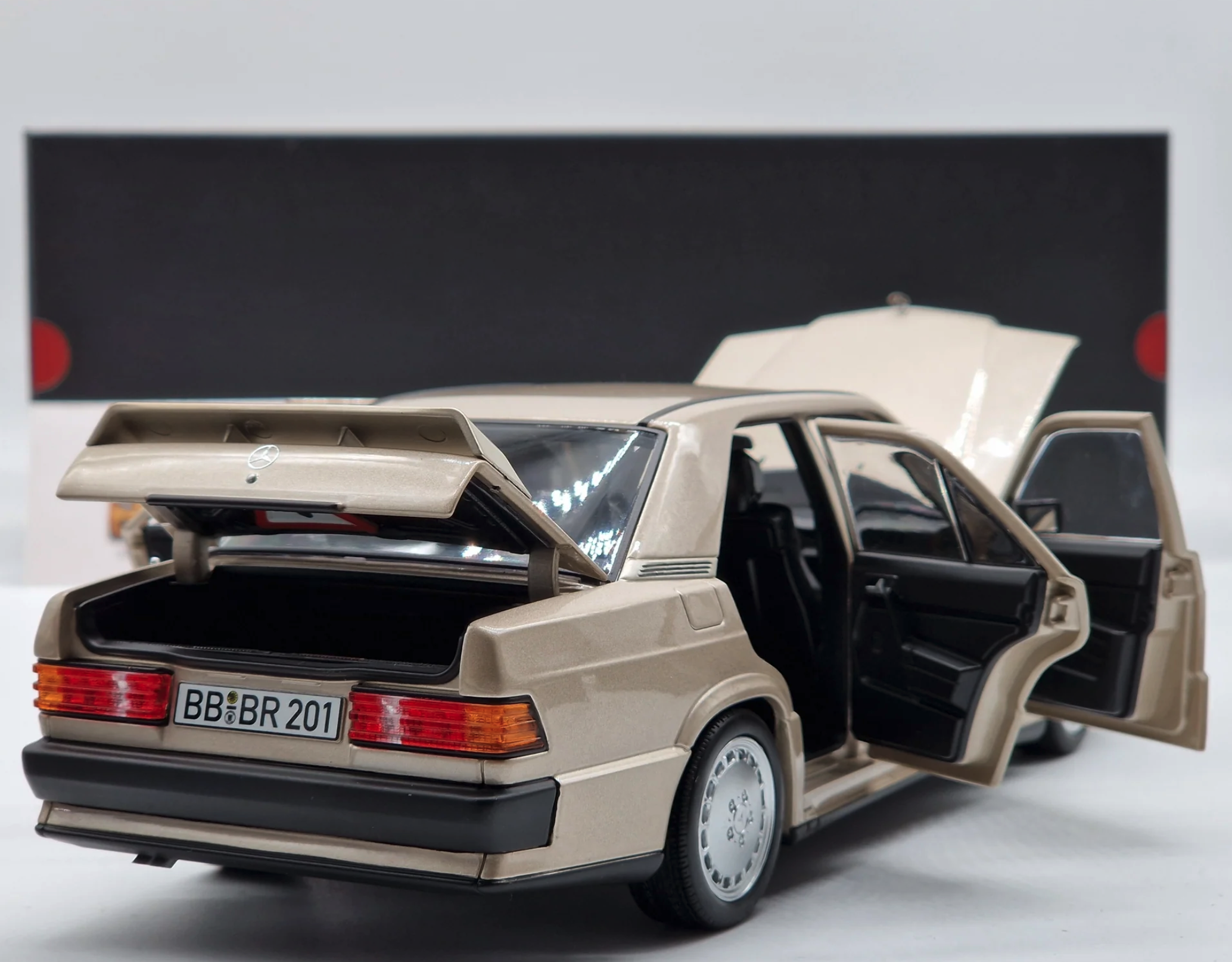 ᐉ Модель автомобиля 1:18 Mercedes-Benz 190E 2.3 16V W201 Smoke