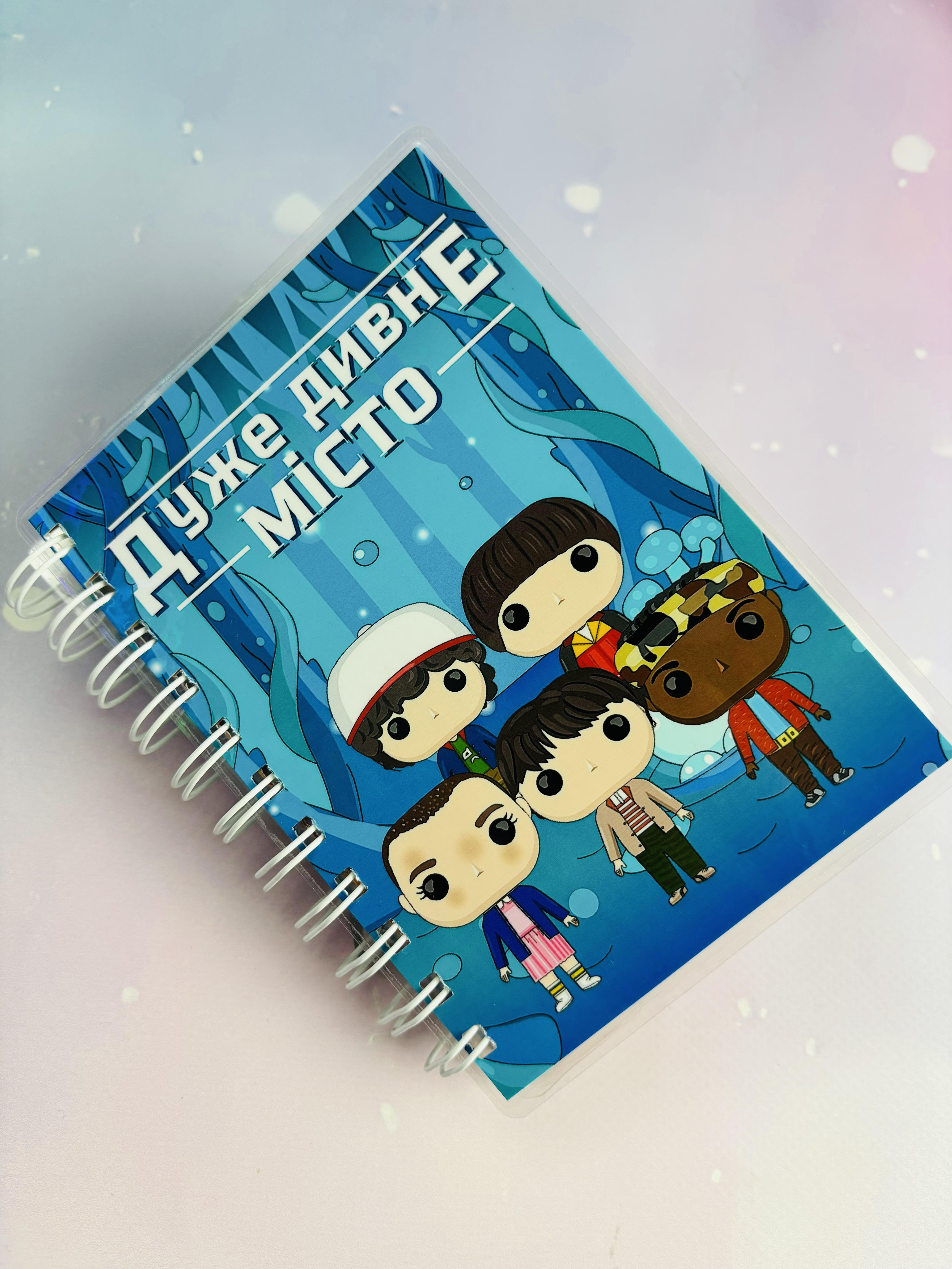 Блокнот на липучках Странный город игрушка (31871418)