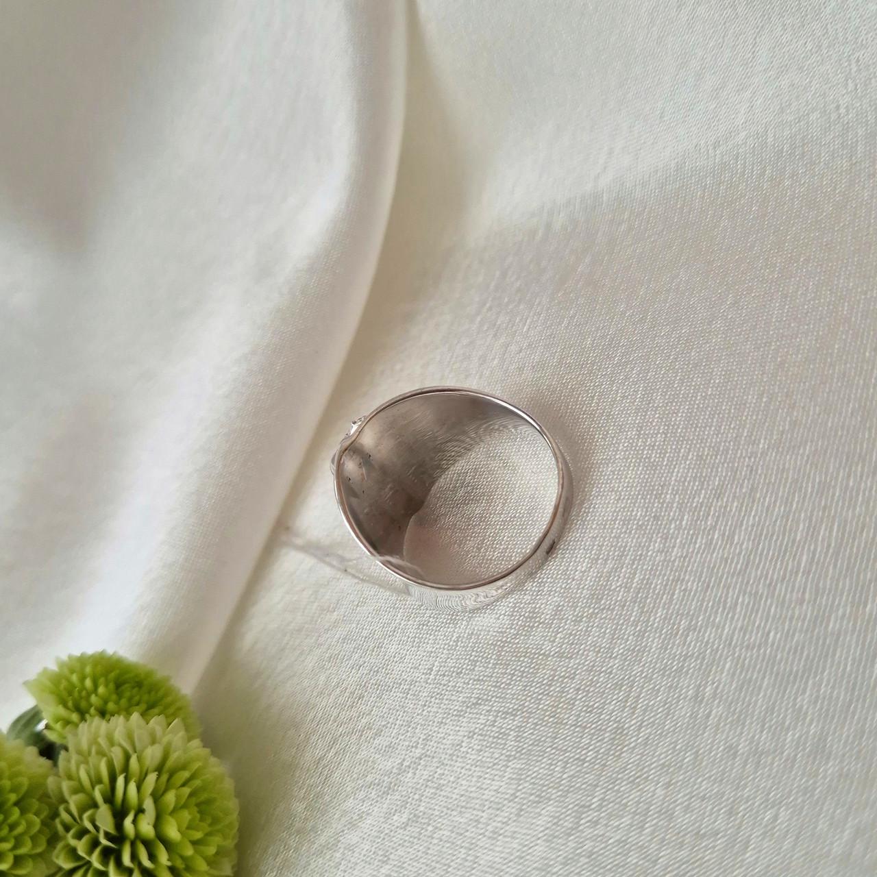 Каблучка широка руан з білими каменями срібло 925 проби родоване р. 18,5 5,31 г (1903р) - фото 2 Каблучка широка руан з білими каменями срібло 925 проби родоване р. 18,5 5,31 г (1903р) - фото 2