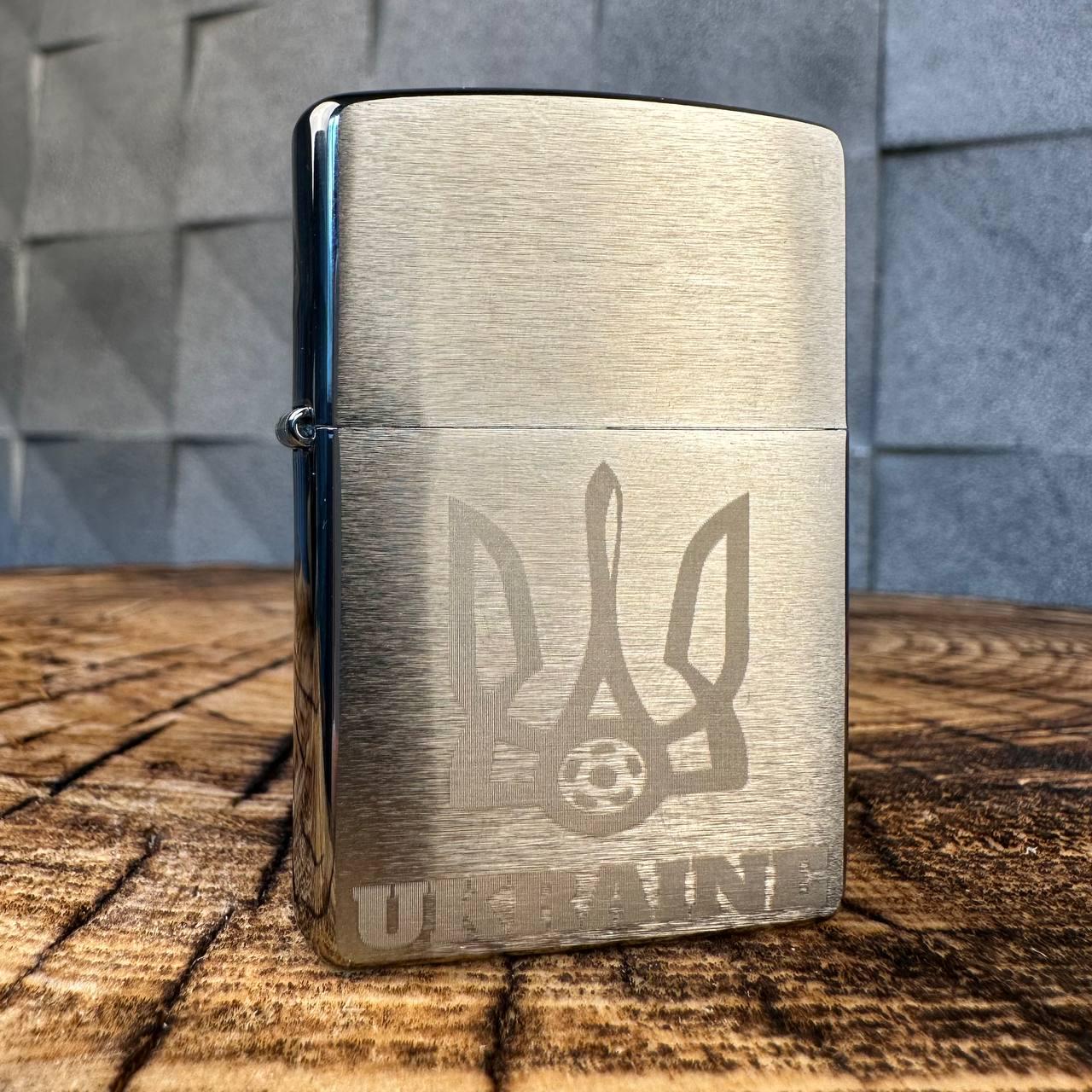Зажигалка бензиновая ZIPPO 200 REG BRUSH FIN CHROME с гравировкой UKRAINE Зажигалка бензиновая ZIPPO 200 REG BRUSH FIN CHROME с гравировкой UKRAINE