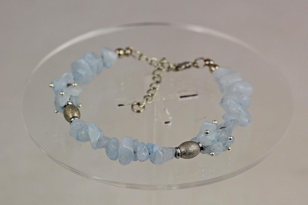 Браслет жорсткий з аквамарину з металевими намистинами 18 см Сріблястий (32410926)