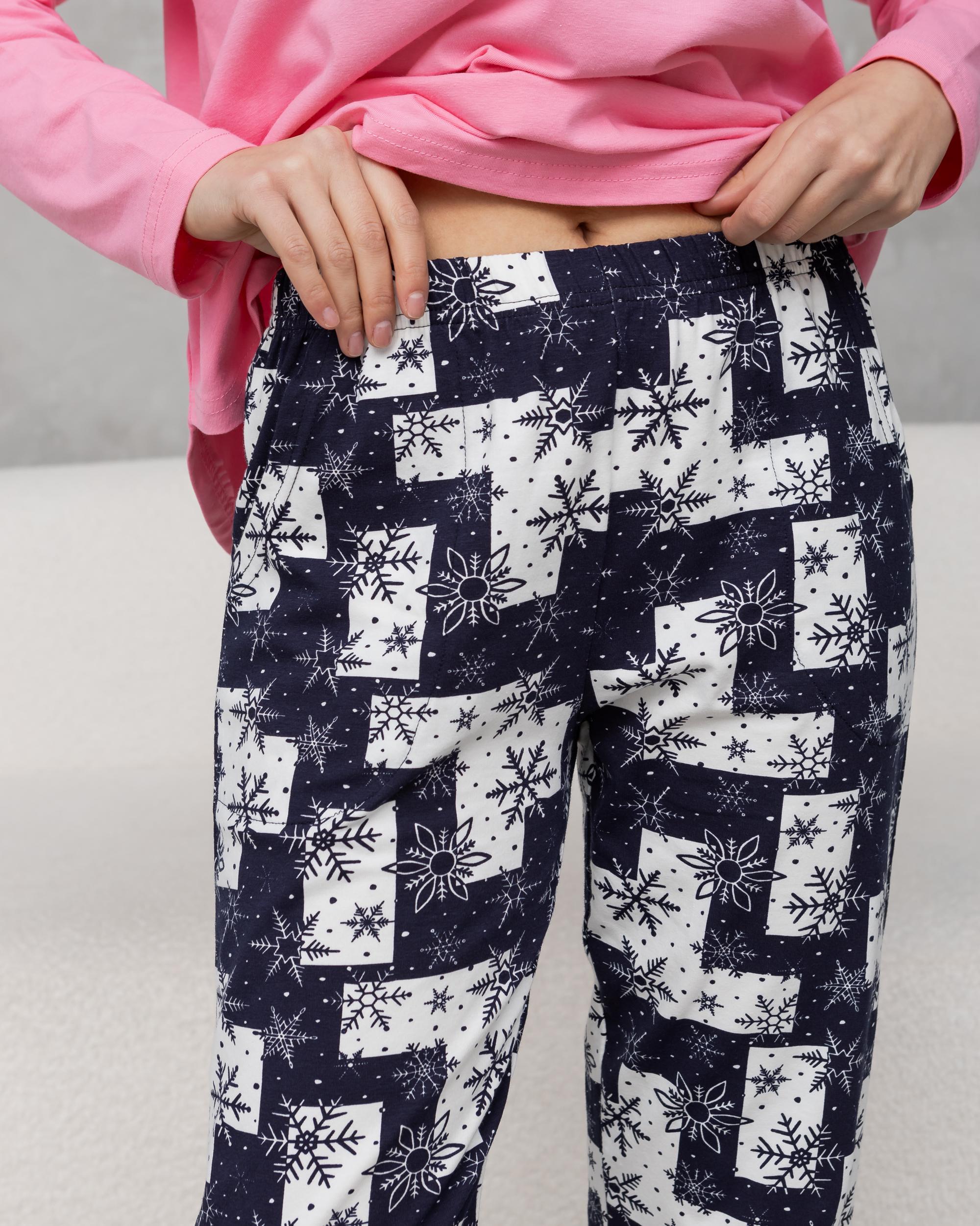 Комплект жіночий зі штанами в сніжинки Family look 96824 L Рожевий - фото 4