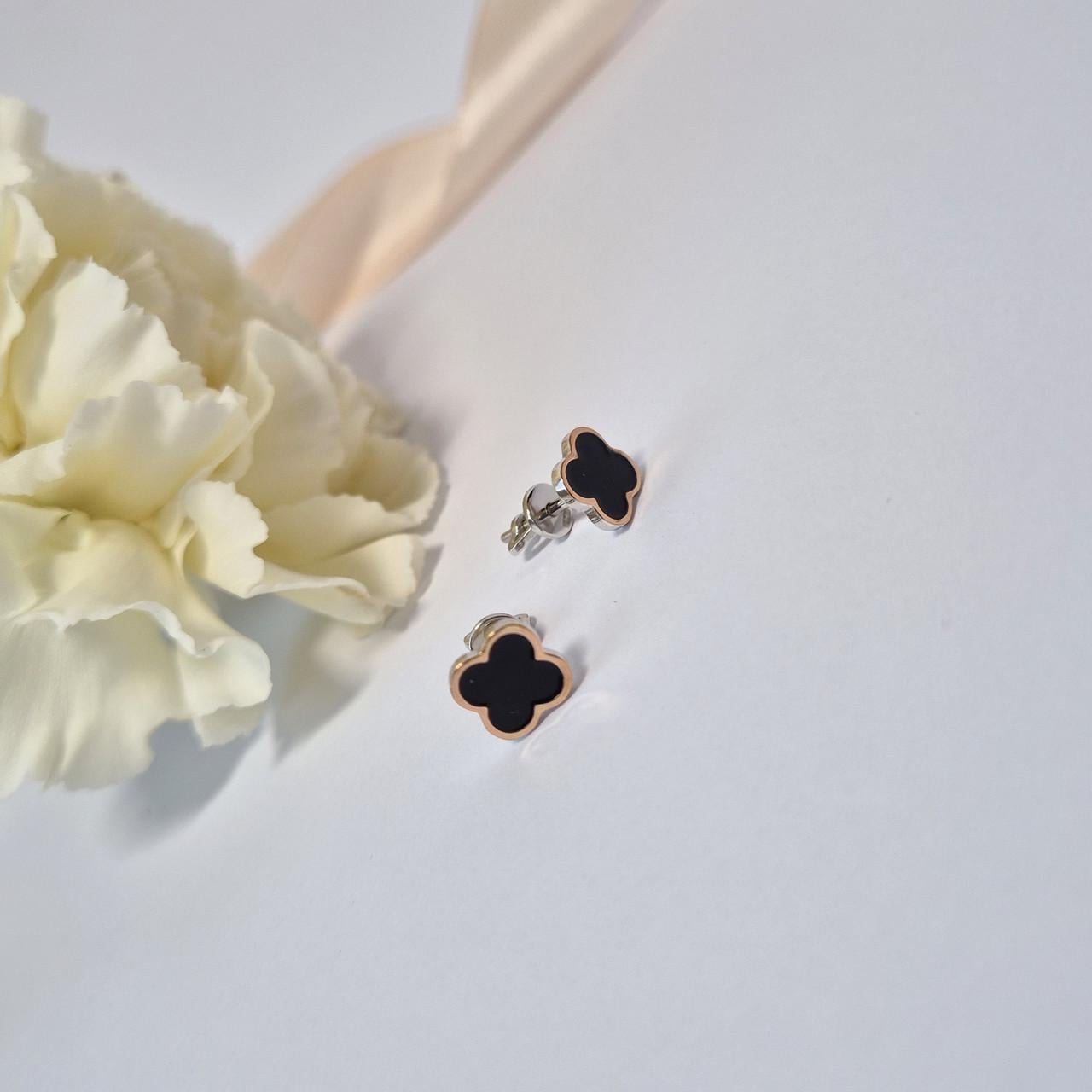 Гвоздики на закрутках клевер с черной эмалью и золотом 375 серебро 925 пробы родированное (957сбз)