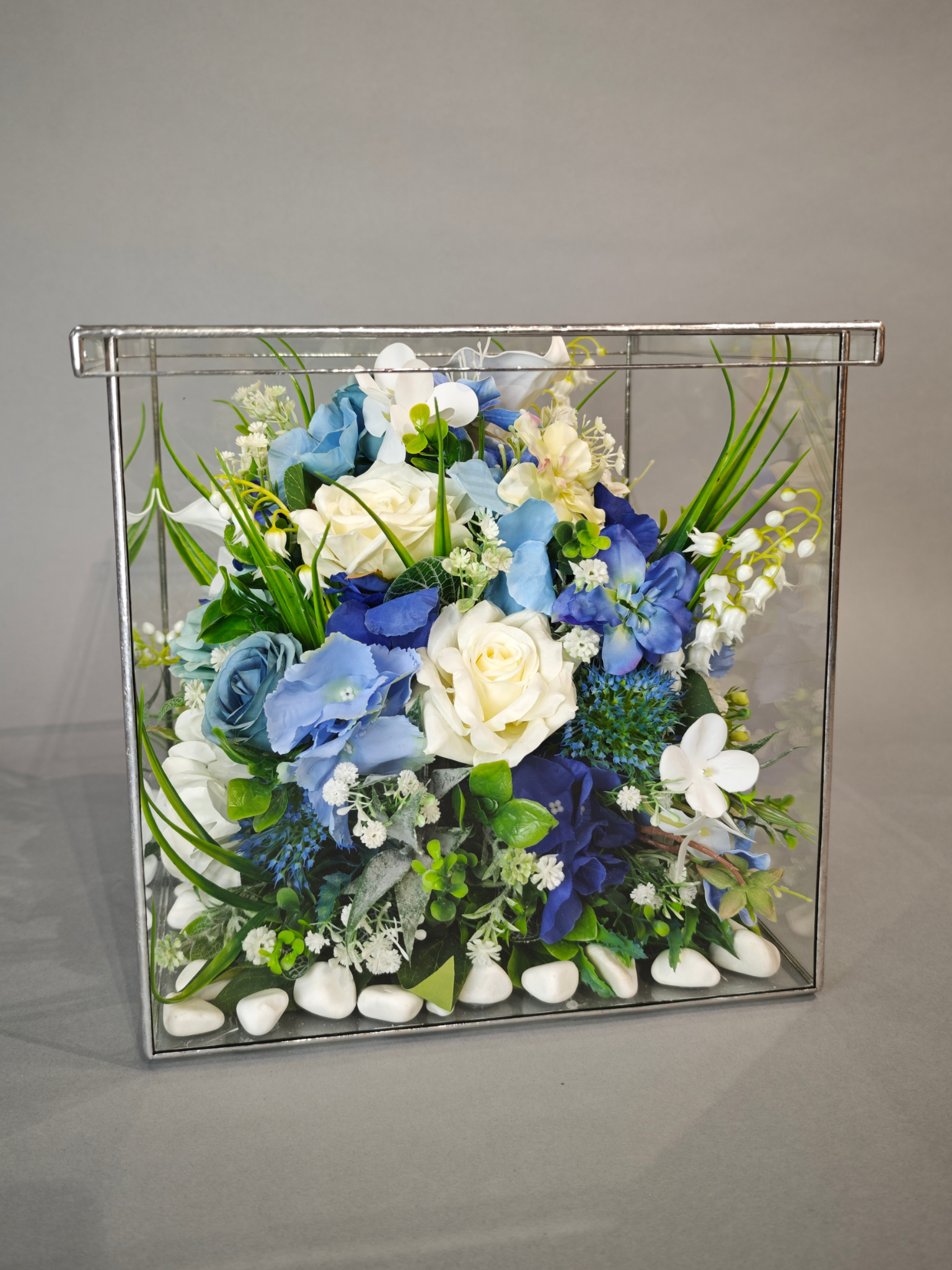 Искусственные цветы скорби траурные Нежные воспоминания ритуальные под стеклом куб 30х30 см