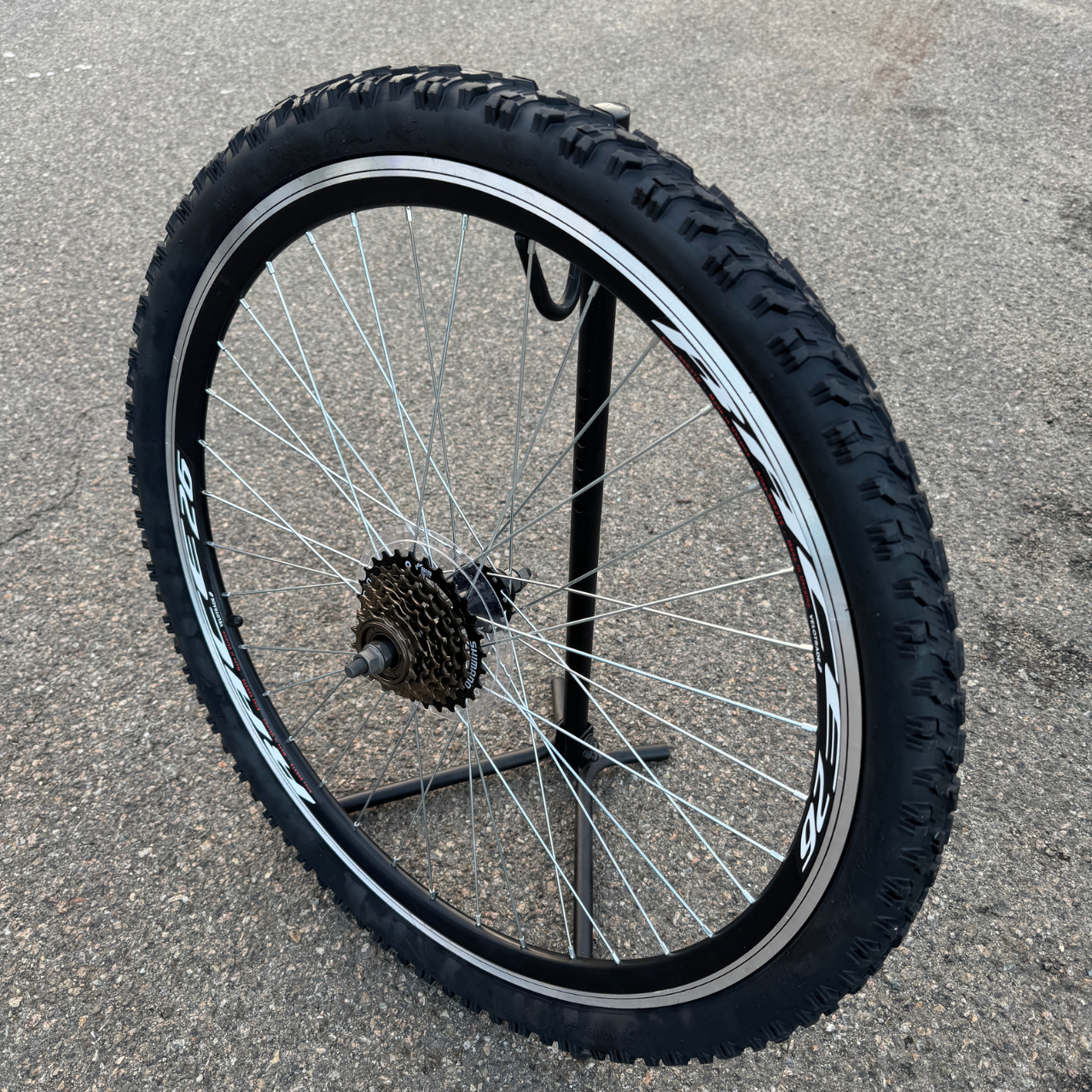 Колесо велосипеда в сборе заднее Velotrade втулка пром/трещетка-Shimano 7/под V-brake 26"