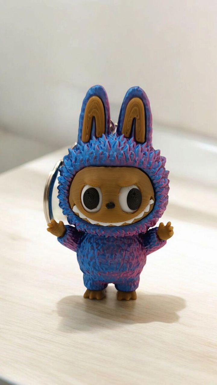 Брелок Лабубу 3Д пластиковый Сине-красный (27472034) - фото 4 Брелок Лабубу 3Д пластиковый Сине-красный (27472034) - фото 4