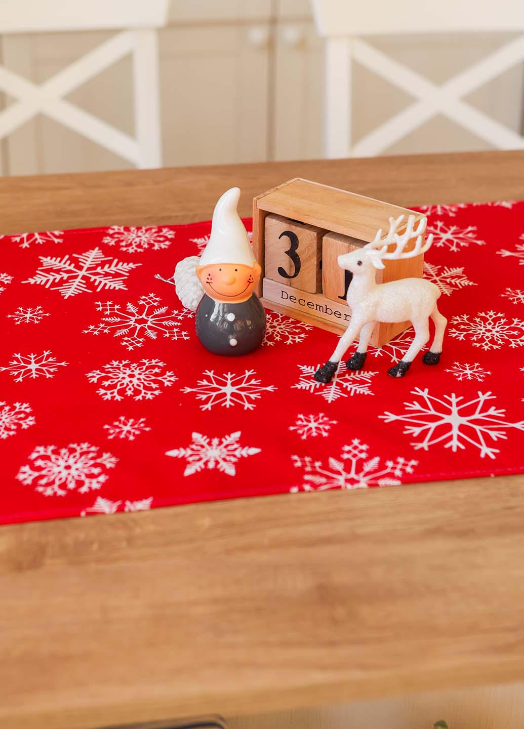 Скатертина-доріжка новорічна Сніжинки білі на червоному 140х47 см (сбч14) - фото 3 Скатертина-доріжка новорічна Сніжинки білі на червоному 140х47 см (сбч14) - фото 3