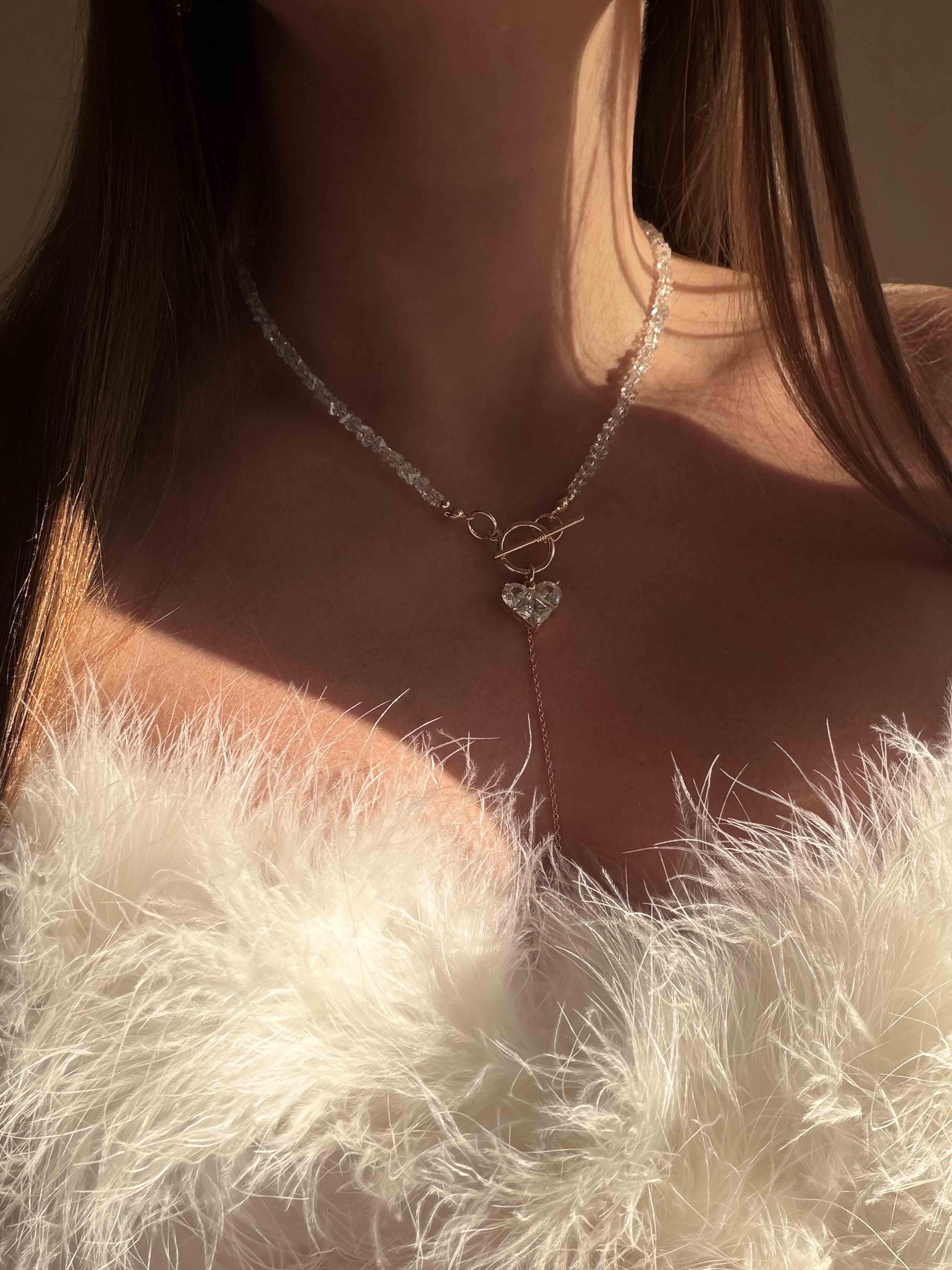 Колье с акцентным сердцем (5550)