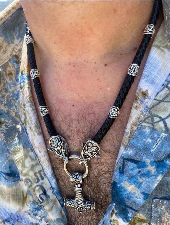 Колье шнур с рунами и кулоном молот Тора LITAURS мужское (24071) - фото 3 Колье шнур с рунами и кулоном молот Тора LITAURS мужское (24071) - фото 3