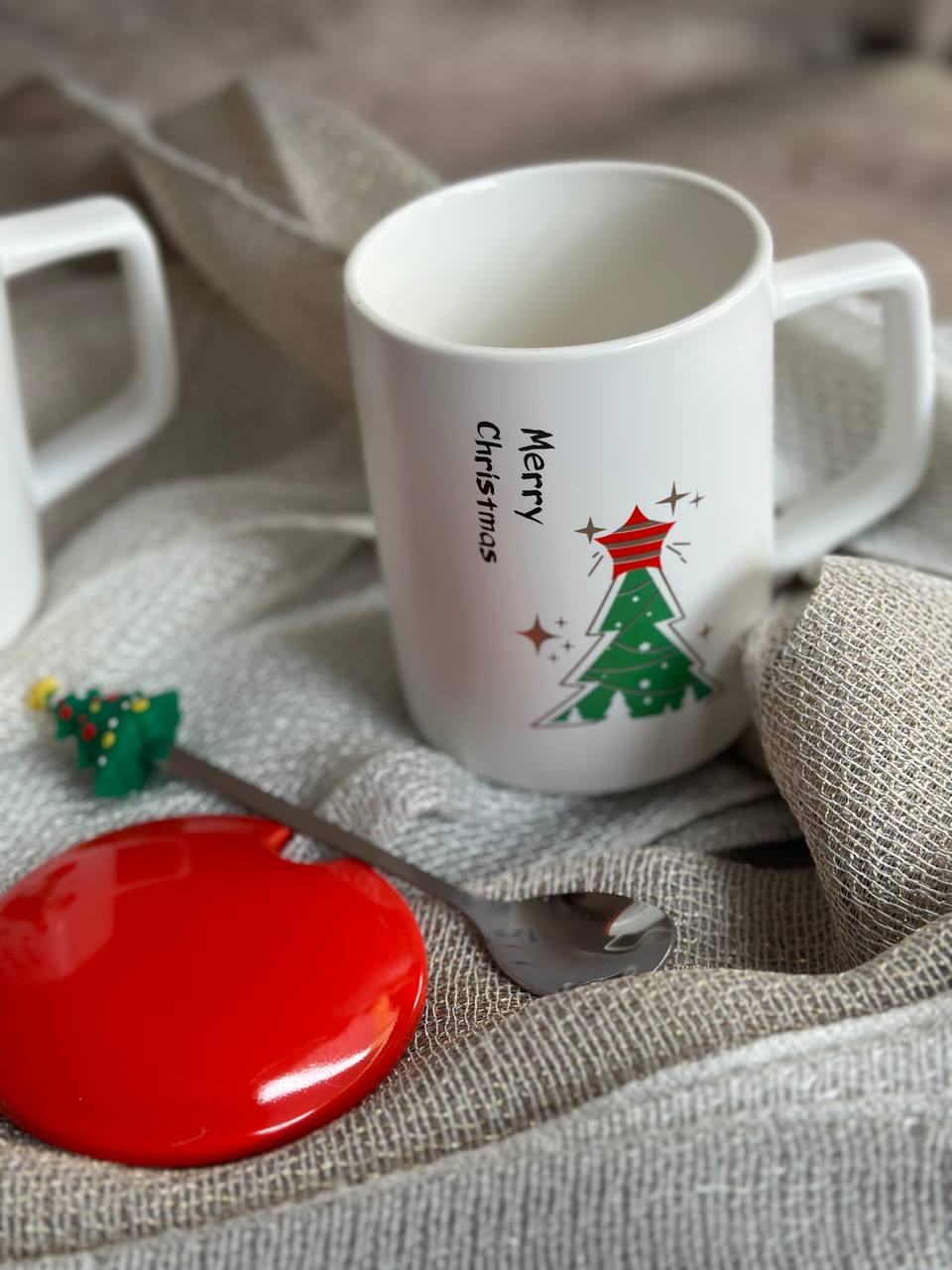 Чашка новорічна Christmas Tree фарфор з кришкою та ложкою 360 мл (R33367-3) - фото 2 Чашка новорічна Christmas Tree фарфор з кришкою та ложкою 360 мл (R33367-3) - фото 2
